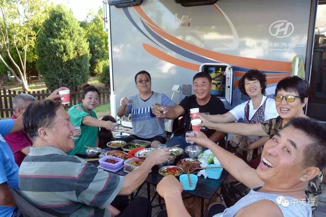 別抬杠，你也會(huì)愛上房車生活，不信買一輛！